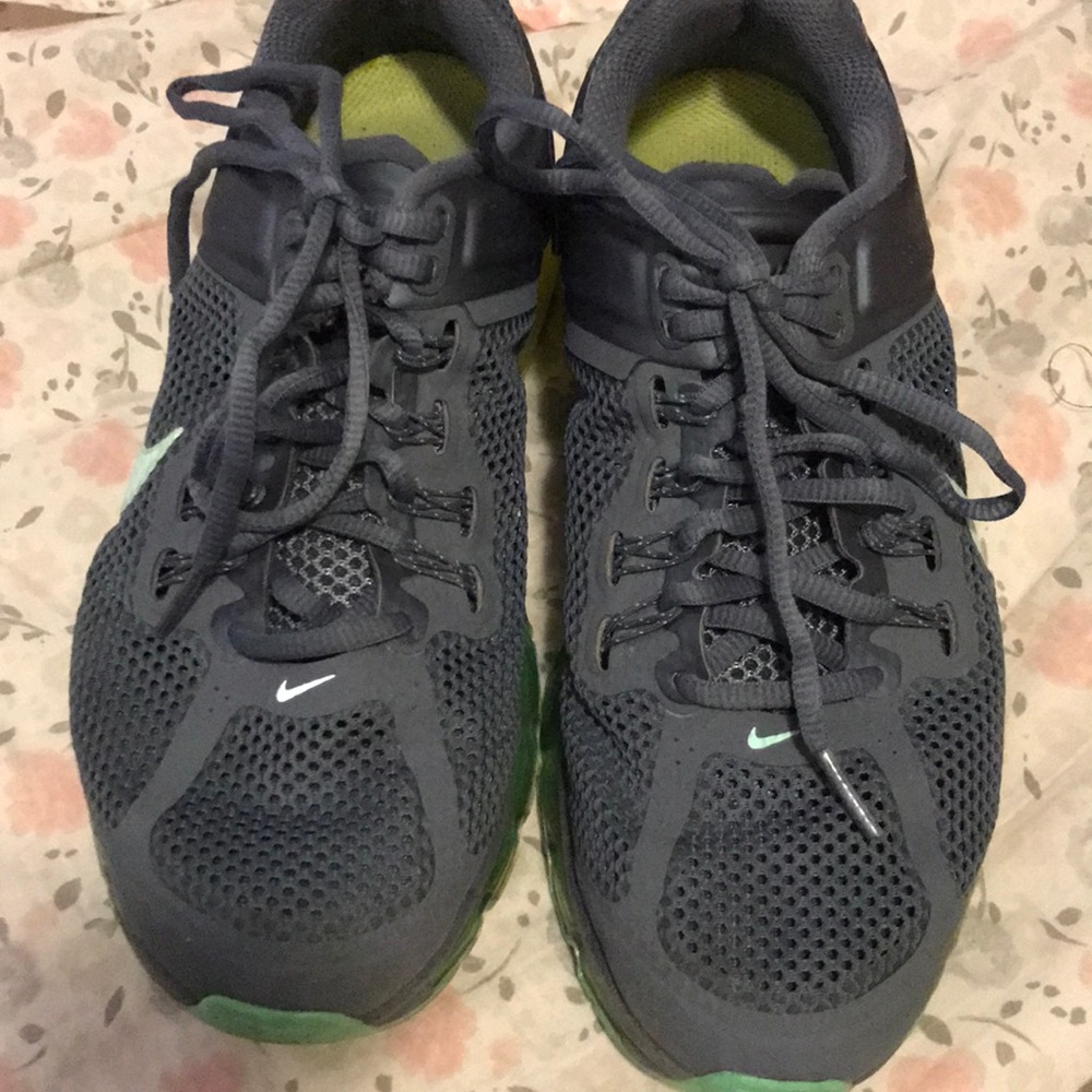 NIKE AIR MAX sz 8.5